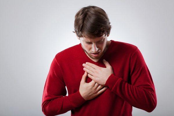 Нередко спондилит в грудном отделе принимают за патологию дыхательных органов из-за болей в груди