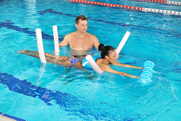 Существенную роль при выполнении лечебной гимнастики в бассейне играет уменьшение тяжести тела человека в воде под действием выталкивающей подъёмной силы воды