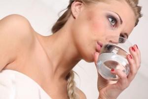 Достаточное количество выпитой воды как профилактика запора