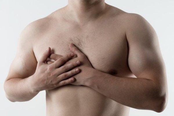 На ранней стадии дорсопатия проявляется дискомфортом и легкой болью в груди