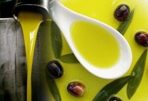 Оливковое масло обладает характерным вкусом и ароматом