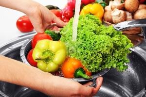 Мыть фрукты и овощи 