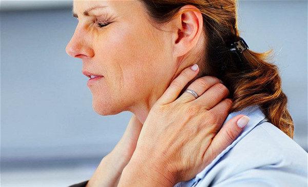 Одним из характерных симптомов шейного остеохондроза является тупая боль в шее