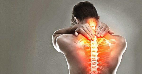 С прогрессированием кифоза у человека все чаще наблюдаются боли в спине 