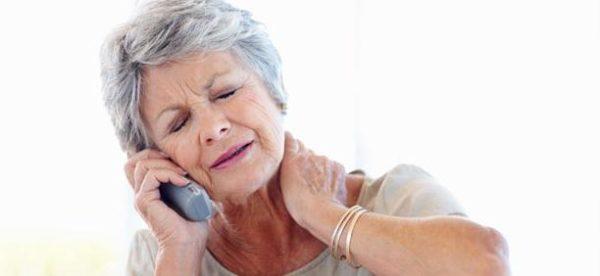 У лиц с остеопорозом перелом шейного отдела может случиться даже из-за резкого движения головой