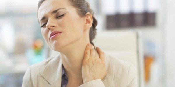Одним из первых признаков остеохондроза является дискомфорт в затылочной части и боль при движениях головы
