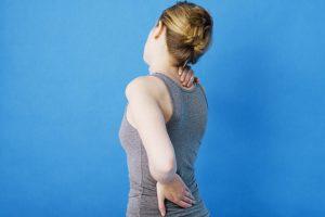 Сильный удар в позвоночник посредине спины	
