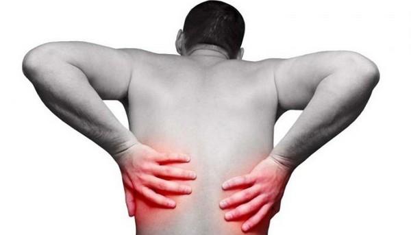 Вызвать боль в спине могут разные причины, которые могут быть связаны как с локомоторной системой, так и с внутренними органами
