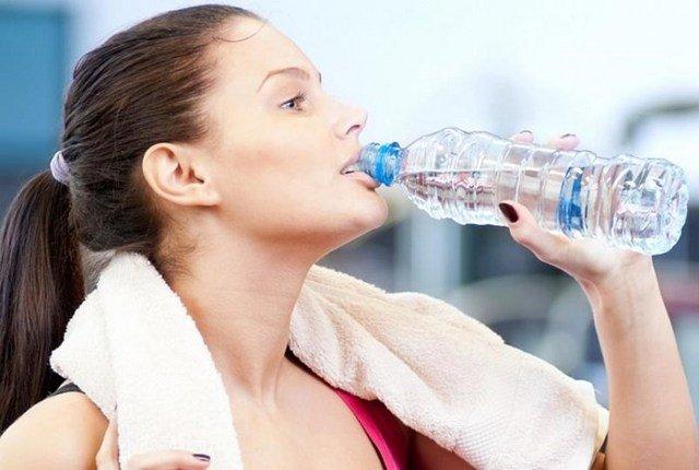 Очень важно пить много воды во время занятий упражнениями, потому что она способствует более быстрому обмену веществ