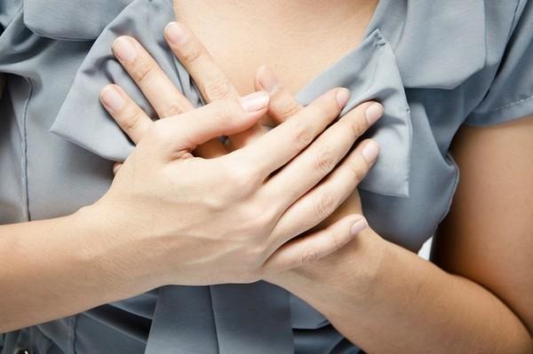 Нередко симптомы невралгии грудного отдела путают с проявлениями болезней сердца