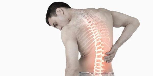 У людей с искривлением позвоночника часто возникают сильные боли в спине
