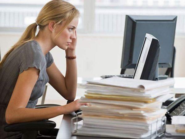 Сидячая работа и отсутствие физической активности тоже негативно влияют на состояние позвоночника