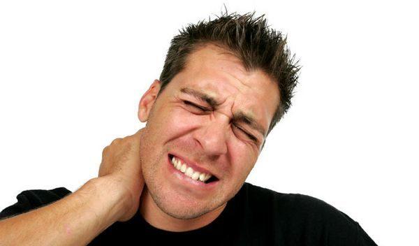 Главным симптомом при переломе является сильная боль в шее