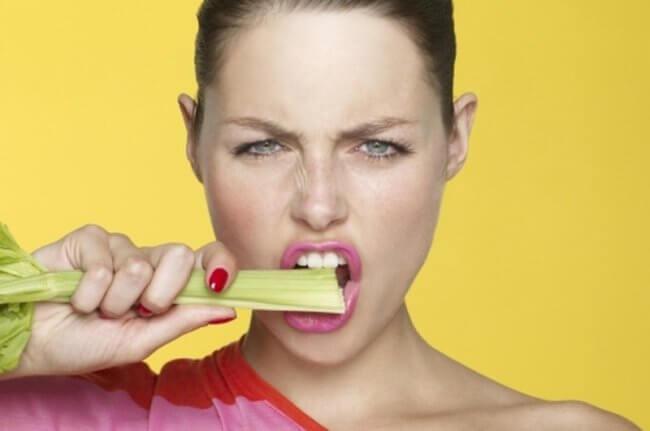 Женщина ест сельдерей